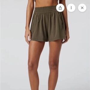 Vuori Women's Villa Shorts in Dark Green Size M